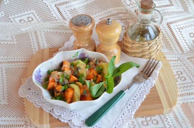 Фото к рецепту: Теплый картофельный салат с бататом и зеленым луком