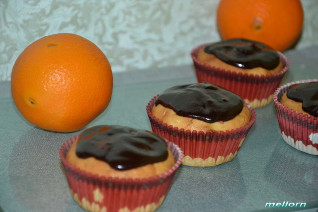 Фото к рецепту: Апельсиновые кексы с шоколадной глазурью