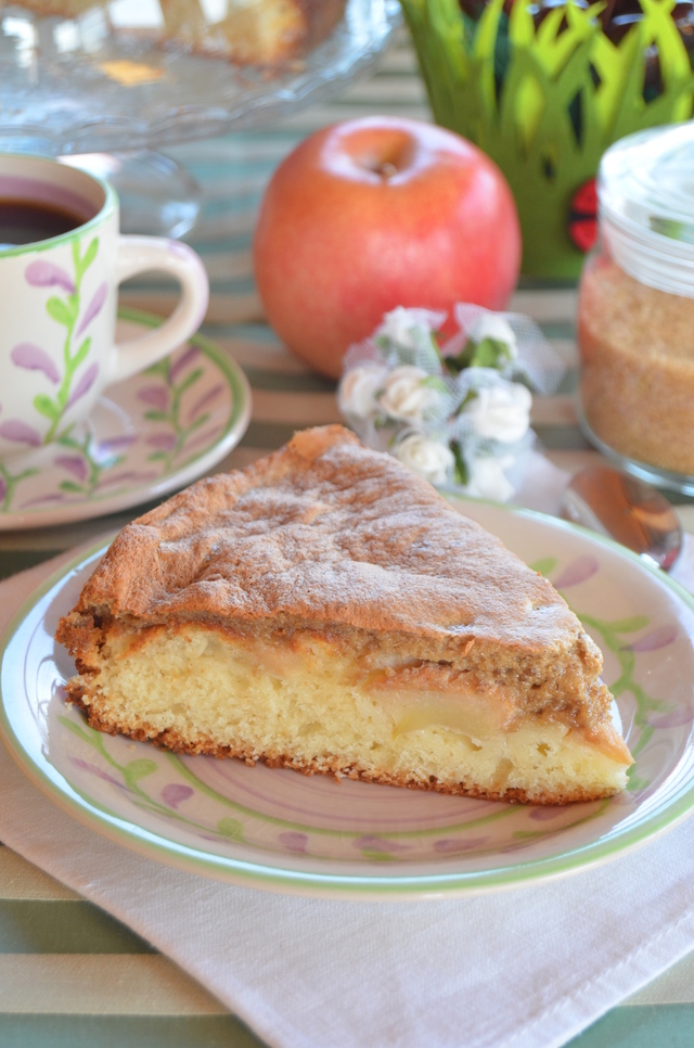 Фото к рецепту: Бисквитный пирог с яблоками и халвой