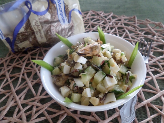 Фото к рецепту: Салат с рисом, огурцом и мидиями