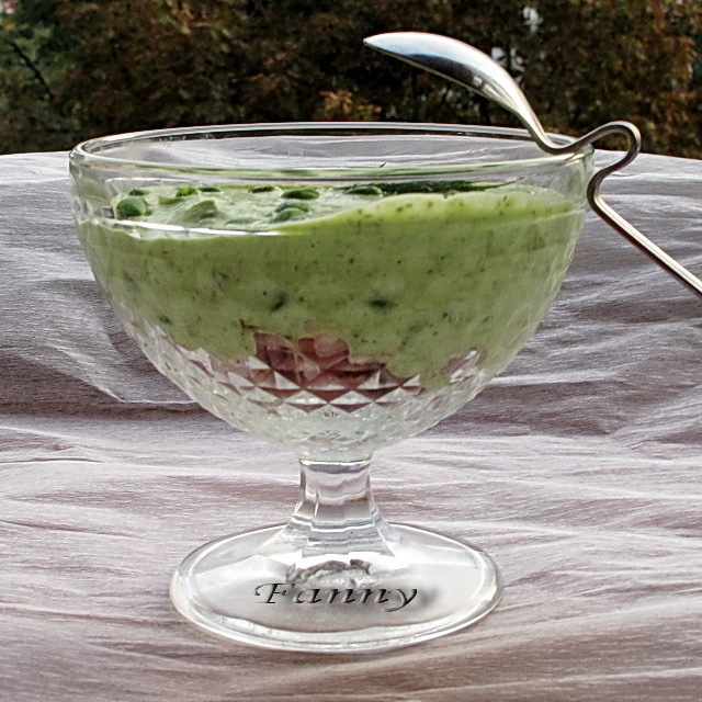 Фото к рецепту: Салат-коктейль с зеленым горошком и копченой грудинкой