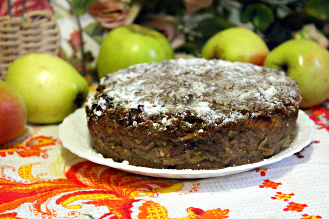Фото к рецепту: Пирог из бородинского хлеба с яблоками