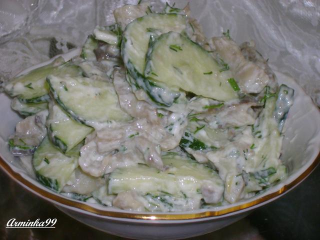 Фото к рецепту: Простой ,но очень вкусный огуречно-грибной салат с творожной заправкой