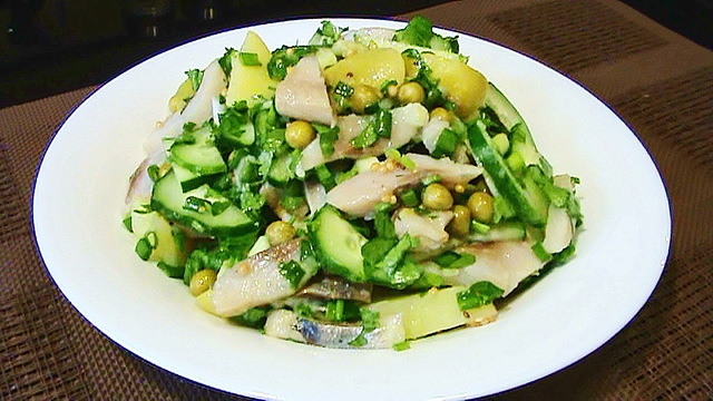 Фото к рецепту: Картофельный салат с сельдью и свежим огурцом