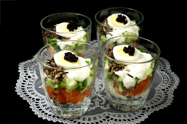 Фото к рецепту: Салат с диким рисом, форелью и свежими огурцами