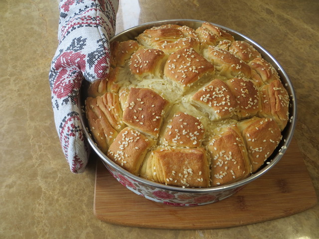 Фото к рецепту: Сливочный хлеб из восьми лепешек / обезьяний хлеб
