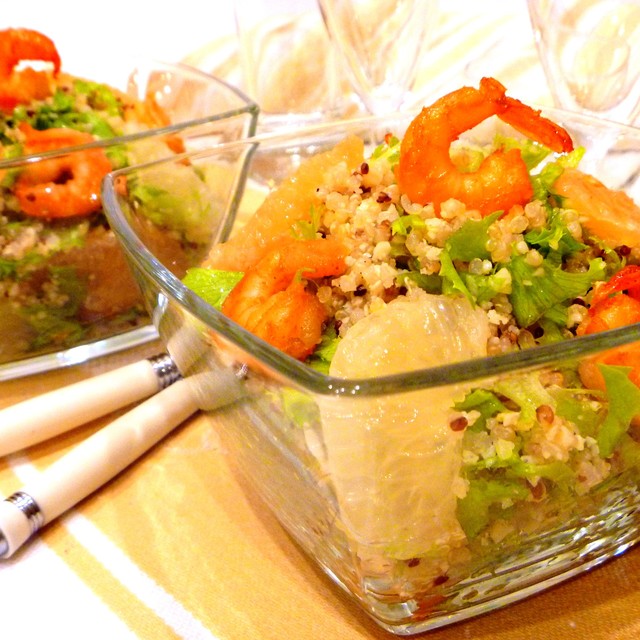 Фото к рецепту: Салат с киноа, креветками и цитрусами