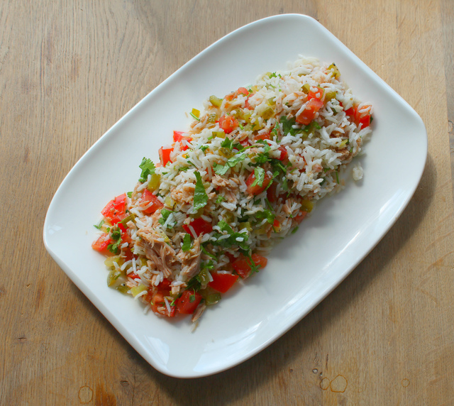 Фото к рецепту: Салат с рисом и тунцом под пикантной заправкой
