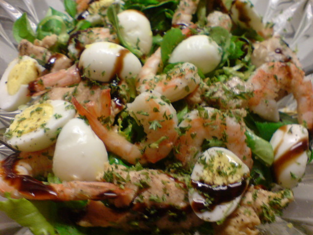 Фото к рецепту: Салат из печени трески,креветок и перепелиных яиц