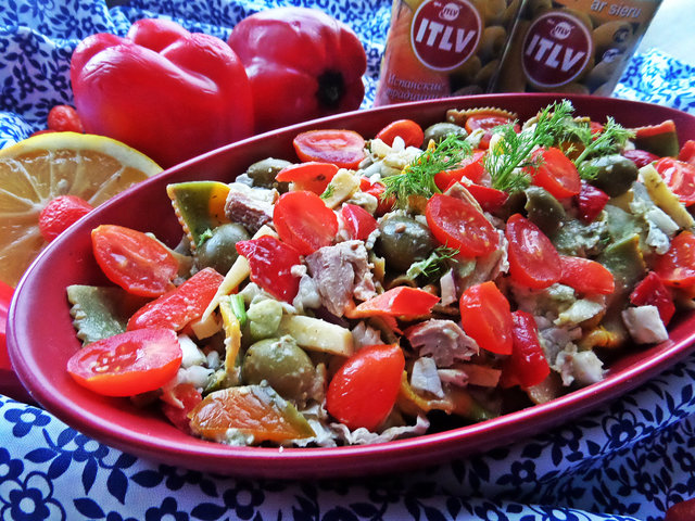 Фото к рецепту: Салат с пастой,тунцом и овощами