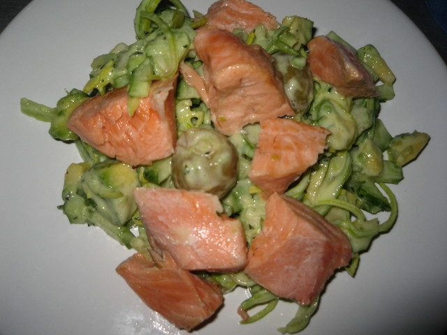 Фото к рецепту: Зелененький салат с теплой семгой.