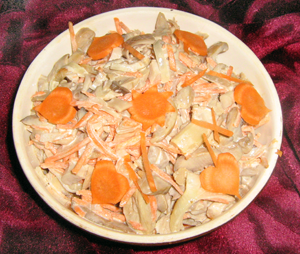 Фото к рецепту: Салат с копченой куриной грудкой и шампиньонами