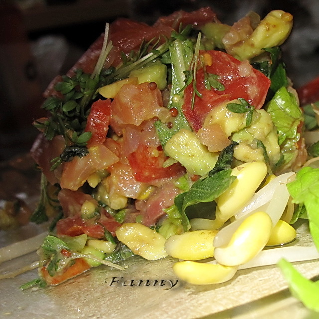 Фото к рецепту: Салат с семгой и авокадо. подражание берикони
