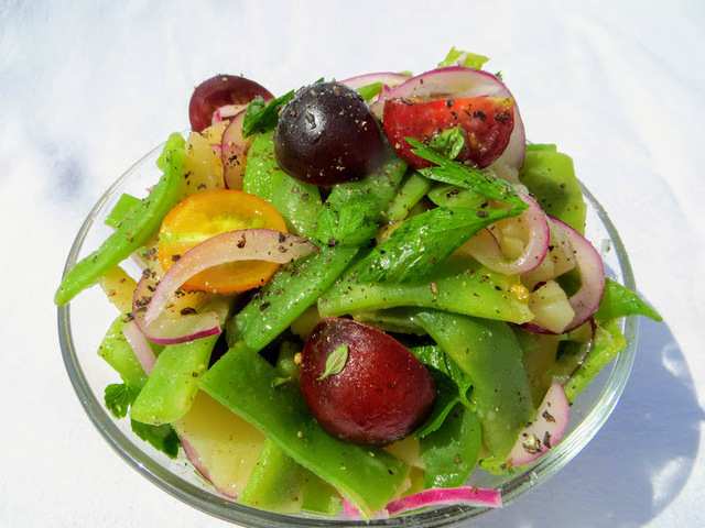 Фото к рецепту: Синие помидоры и зеленая фасоль – вкуснейший летний салат!