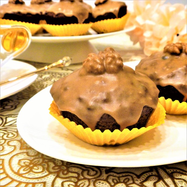 Фото к рецепту: Тыквенные кексы с шоколадом и орехами