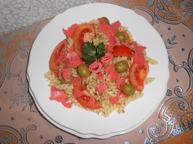 Фото к рецепту: Салат с фузилли, оливками,сыром red pesto и помидорами