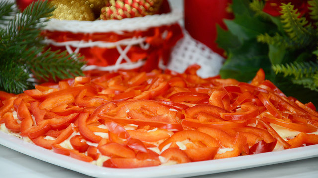 Фото к рецепту: Салат красное море с крабовыми палочками и помидорами