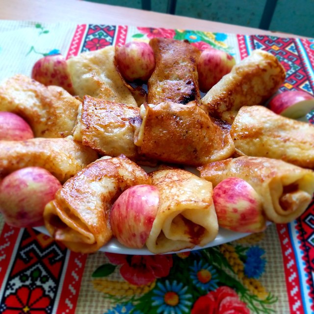 Фото к рецепту: Блинчики на молоке с карамелизированными яблочками
