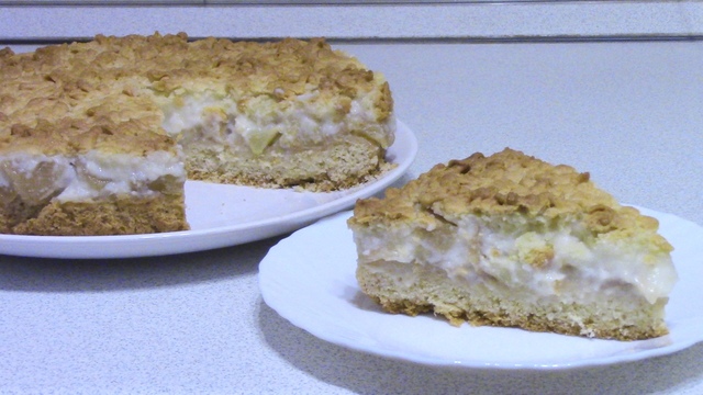 Фото к рецепту: Яблочный пирог с кремом! ароматный и нежный!