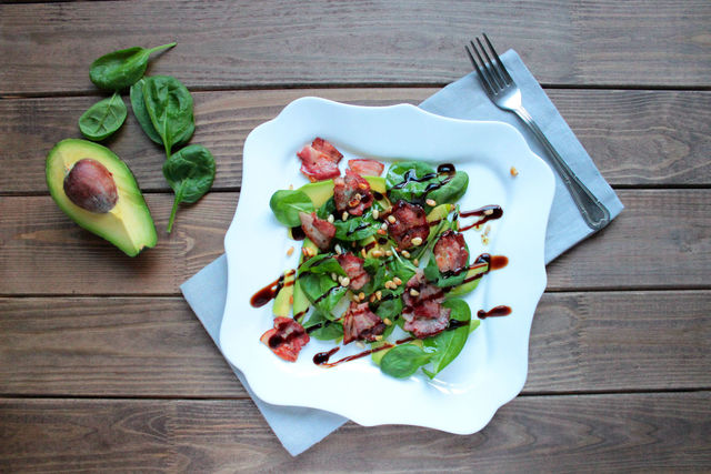 Фото к рецепту: Салат с авокадо и беконом от джейми оливера
