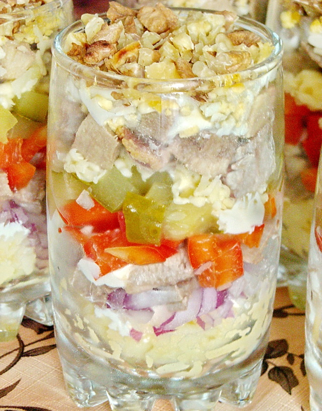 Фото к рецепту: Праздничный салат с языком