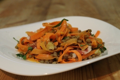 Фото к рецепту: Салат из моркови и чечевицы
