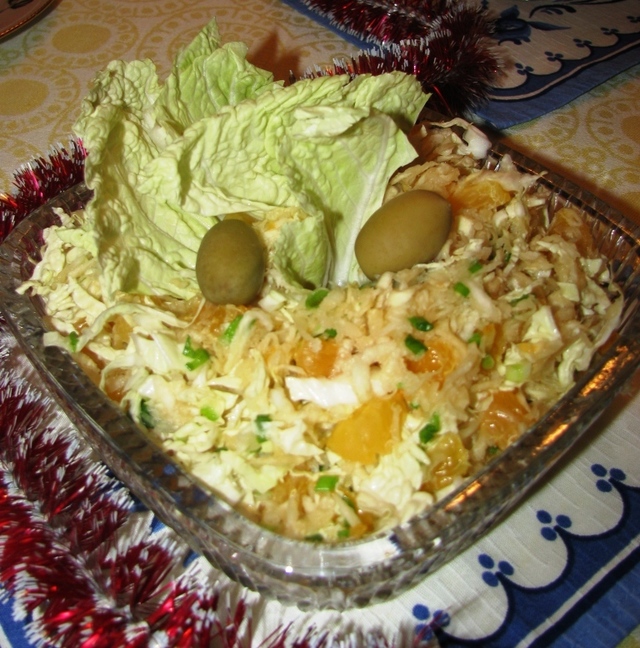 Фото к рецепту: Салат из сельдерея с мандаринами