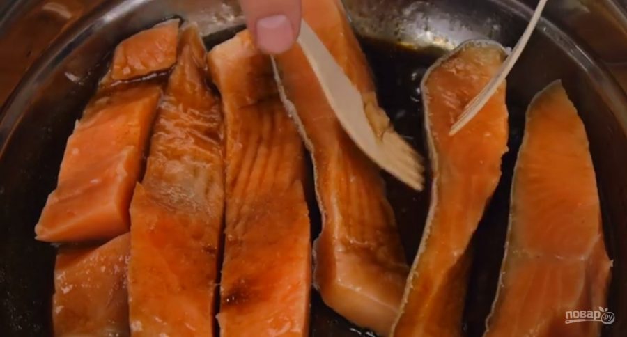 Красная рыба под сметанно-сырным соусом - фото шаг 1