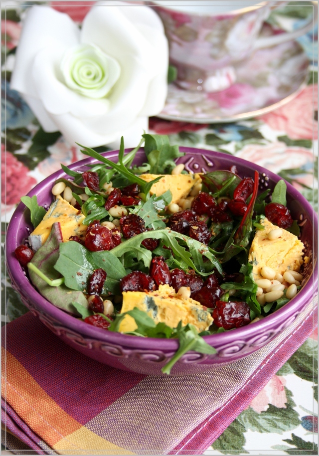 Фото к рецепту: Салат с руколой,мангольдом,голубым сыром и кедровыми орешками