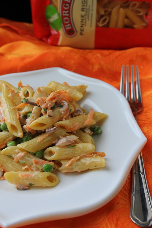 Фото к рецепту: Салат с пастой пенне ригате и осьминожками