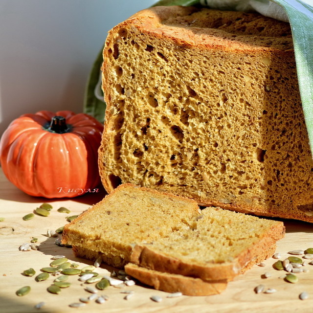 Фото к рецепту: Пшенично-ржаной тыквенный хлеб с семечками и орехами (рецепт для хлебопечки)