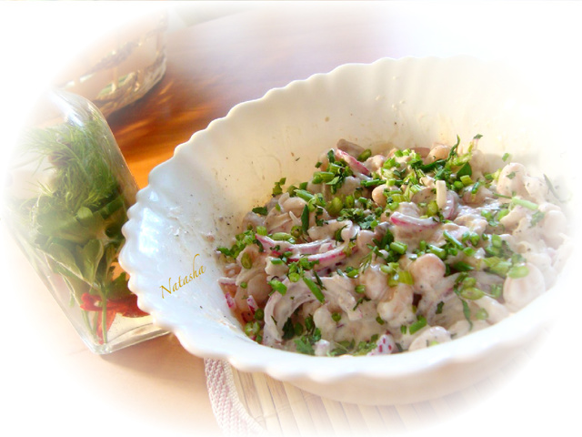 Фото к рецепту: Салат из белой фасоли с курицей.
