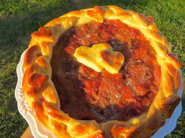 Фото к рецепту: Удивительно вкусный пирог со сливой и яблоком на дрожжевом тесте