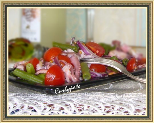 Фото к рецепту: Салат из осьминога и зелёной фасоли