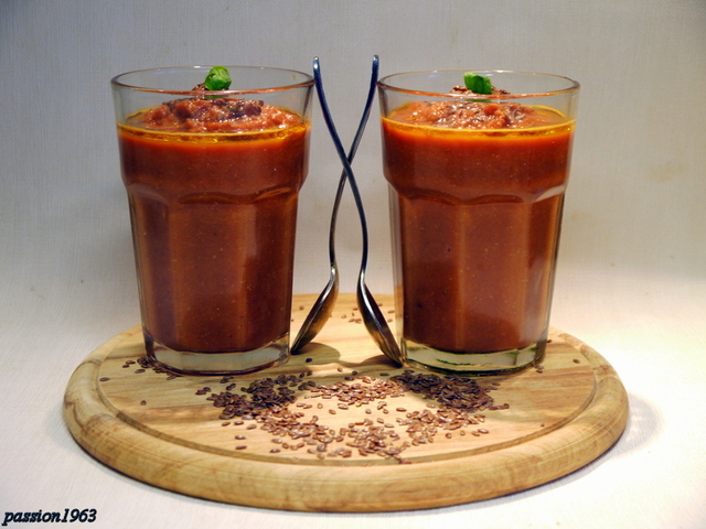Фото к рецепту: Смузи из томатного пюре с яблоком и морковью «яхонт»