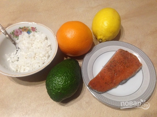 Салат из риса с лососем, авокадо и апельсином - фото шаг 1