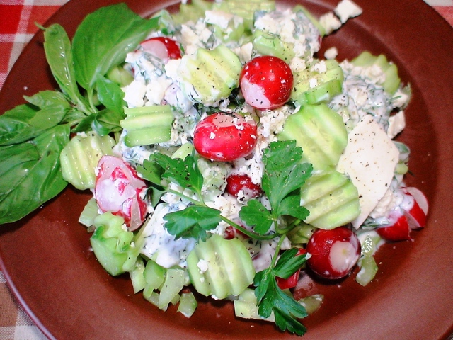 Фото к рецепту: Летний салат из редиски с брынзой и лимонной цедрой