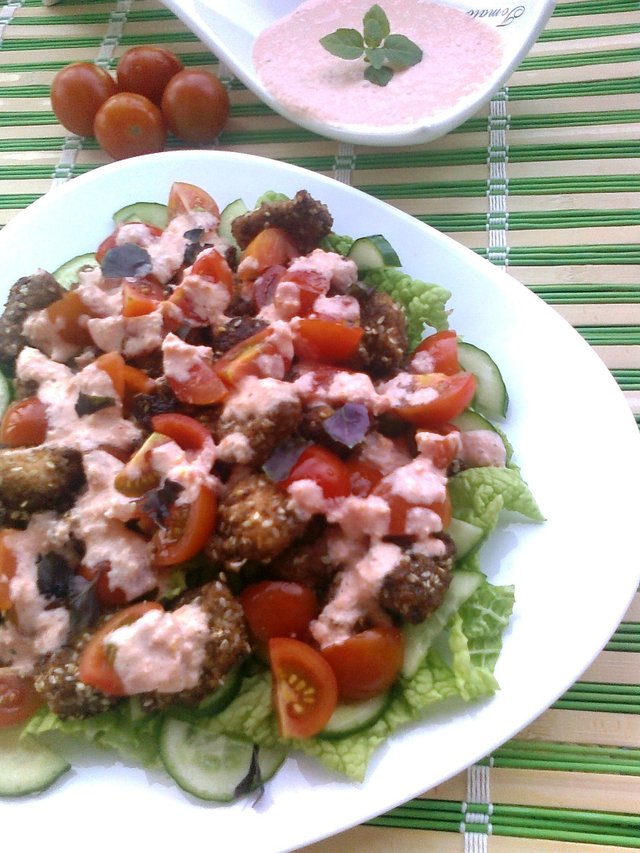 Фото к рецепту: Салат с курицей и овощами