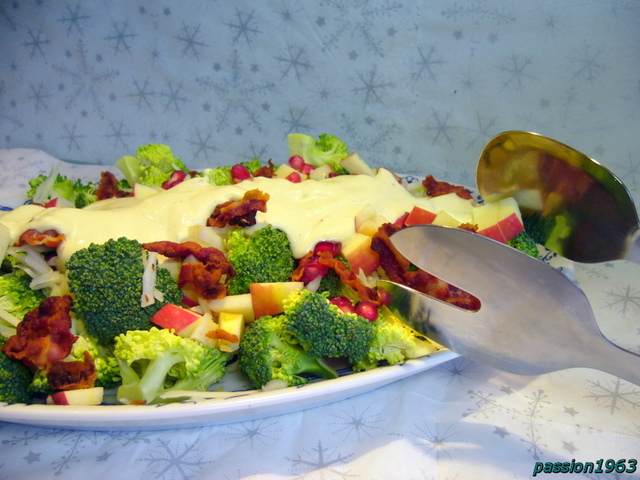 Фото к рецепту: Салат из брокколи с беконом