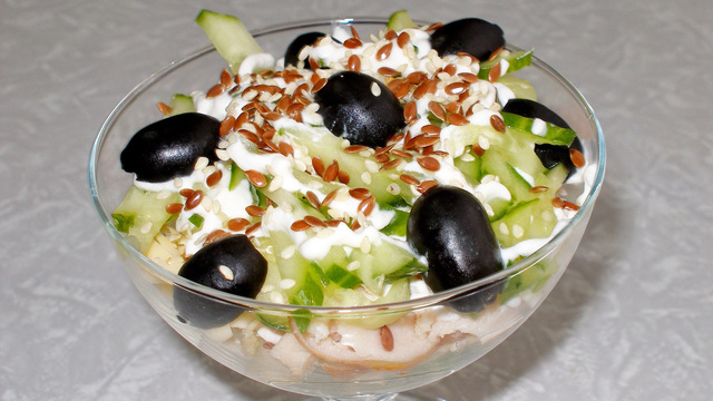 Фото к рецепту: Салат с грушей и куриной копчёной грудкой