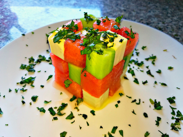 Фото к рецепту: Салат с арбузом и огурцом кубик рубик