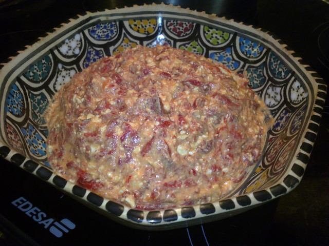 Фото к рецепту: Салат сельский из печёного перца с брынзой