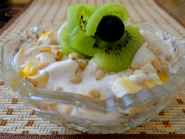 Фото к рецепту: Фруктовый салат с кедровыми орешками и йогуртом