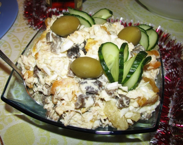 Фото к рецепту: Ананасовый салат с грибами