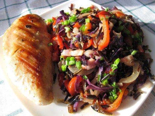 Фото к рецепту: Тёплый салат с диким рисом и куриным филе