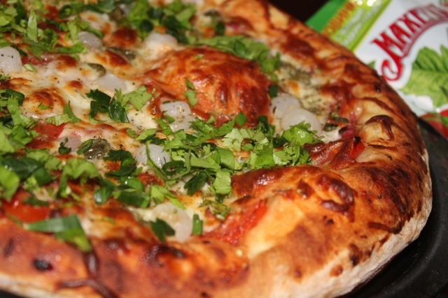 Фото к рецепту: Открытый пирог по мотивам пиццы 