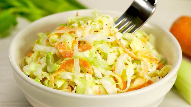 Фото к рецепту: Салат из капусты коул слоу 