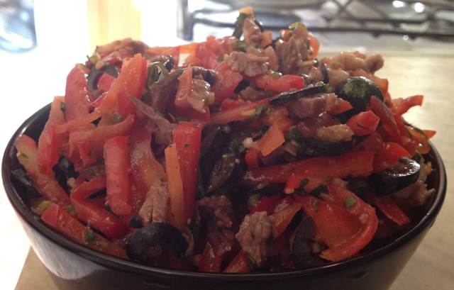 Фото к рецепту: техасский или острый салат с говядиной и овощами.