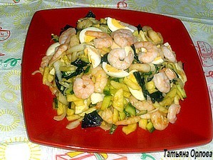 Фото к рецепту: Салат с креветками и базиликом