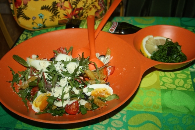 Фото к рецепту: Легкий салат средиземноморье с пенне ригате в пармезановой шубке 